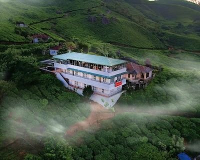 Best Places to Stay Near Munnar Tourist Attractions for a Memorable Trip